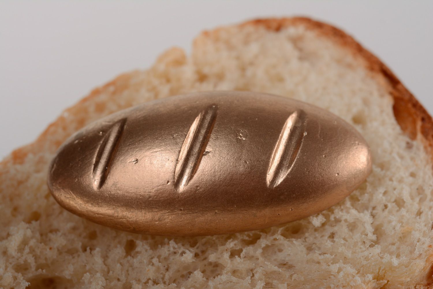 Imán de nevera con forma de pan dorado de arcilla polimérica foto 1