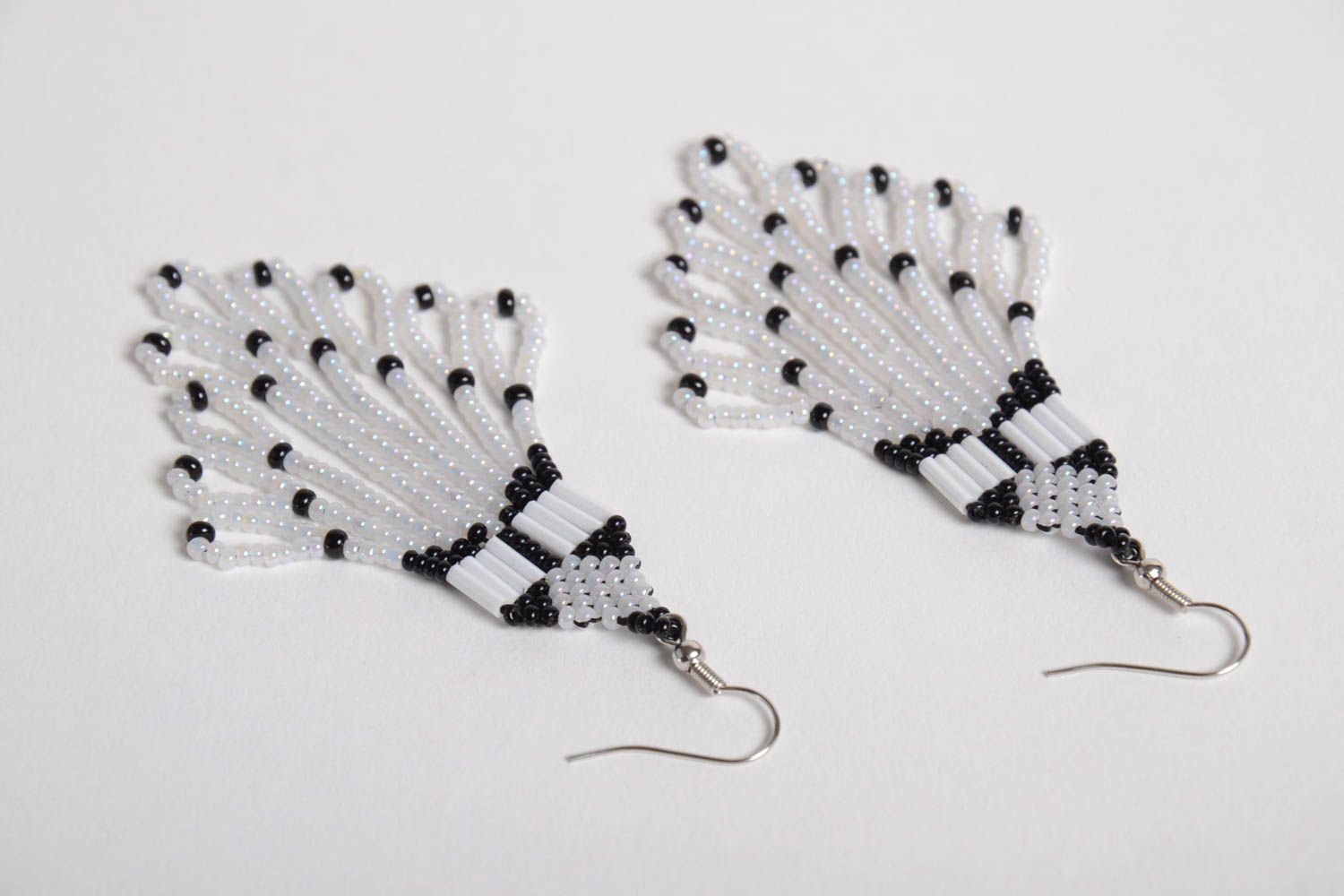Schwarz weiße Gehänge Ohrringe aus Glasperlen mit Franse künstlerisch Handarbeit foto 5