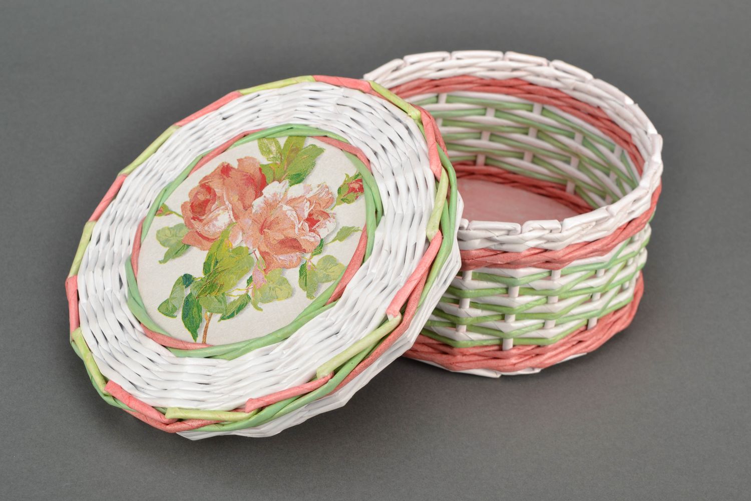 Gift basket woven of paper rod Roses photo 3