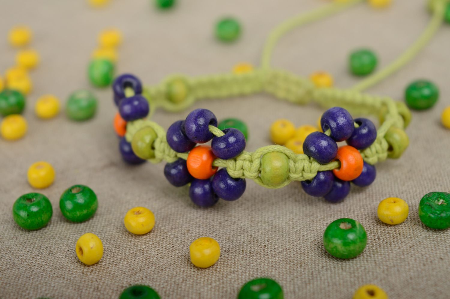 Bracelet en cordon tressé étroit multicolore avec perles en bois en macramé  photo 2