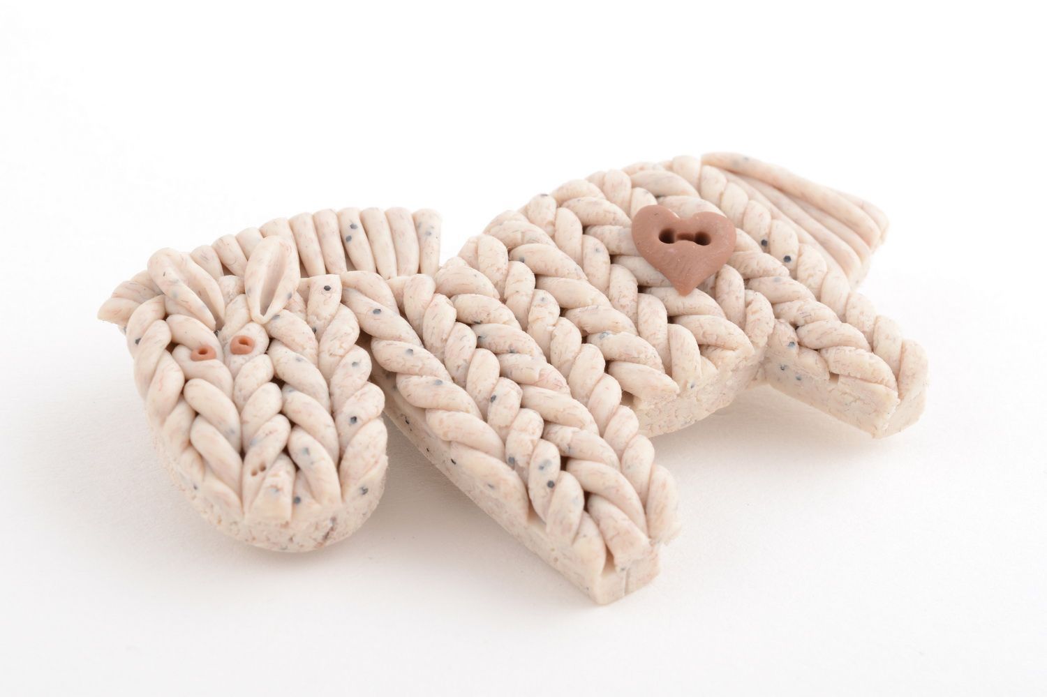 Broche en argile polymère poney beige faite main originale imitation tricotage photo 4