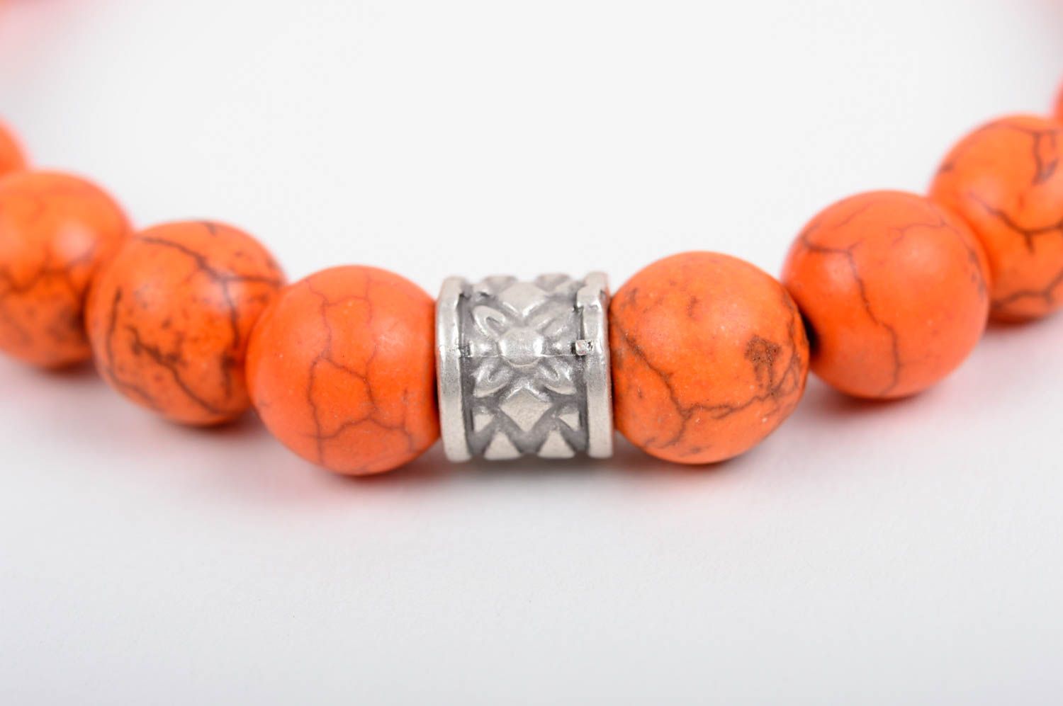 Bracelet orange en pierres naturelles fait main avec éléments métalliques photo 3