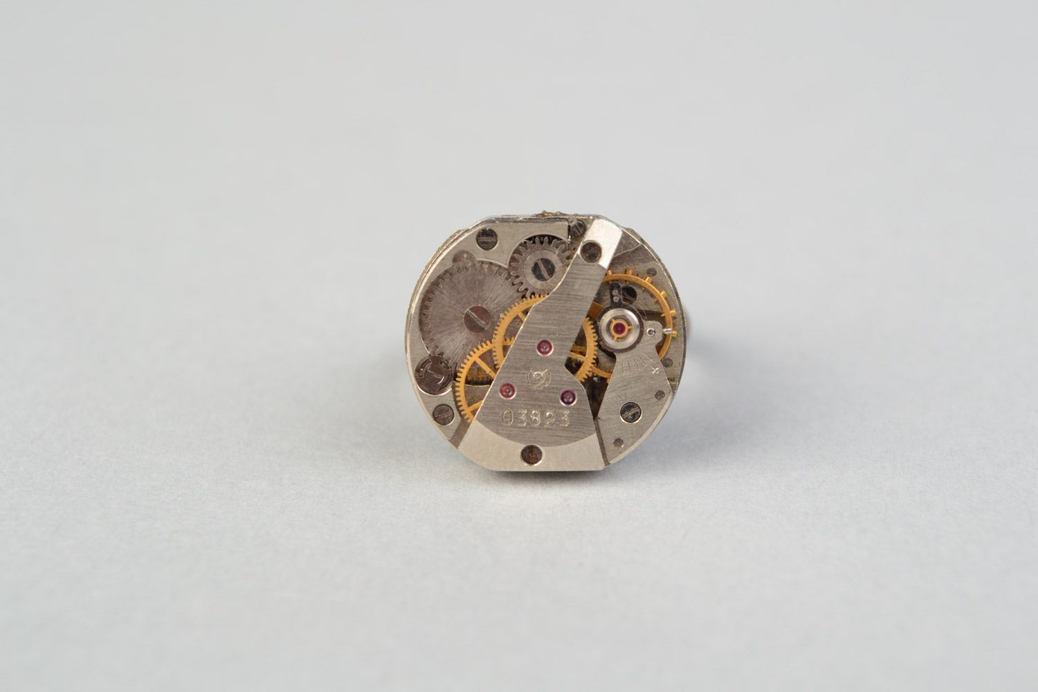 Runder handgemachter Steampunk Ring aus Metall mit Uhrwerk  foto 3