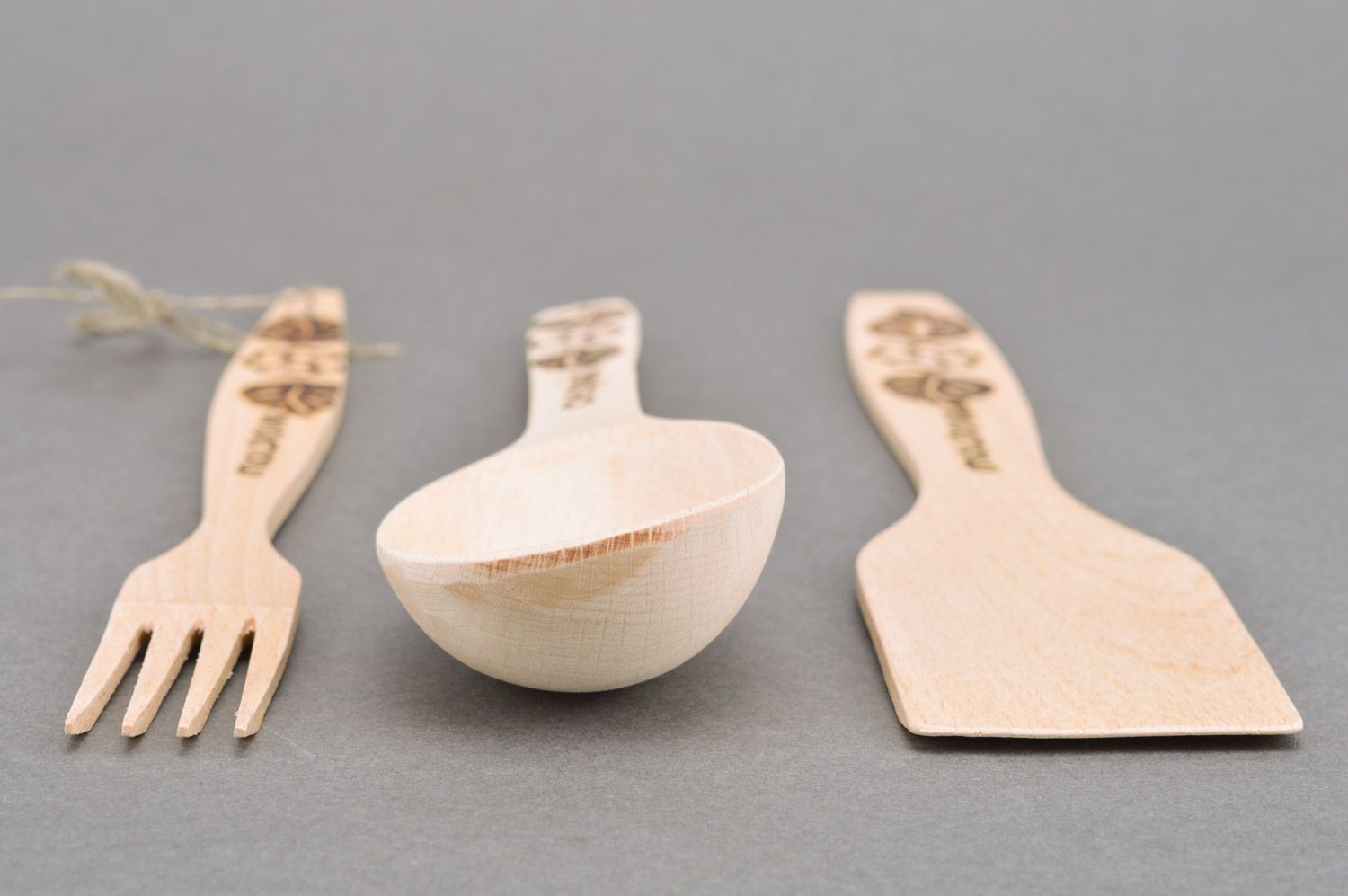 Conjunto de utensilios de cocina espátula tenedor y cuchara artesanales con pirograbado  foto 5