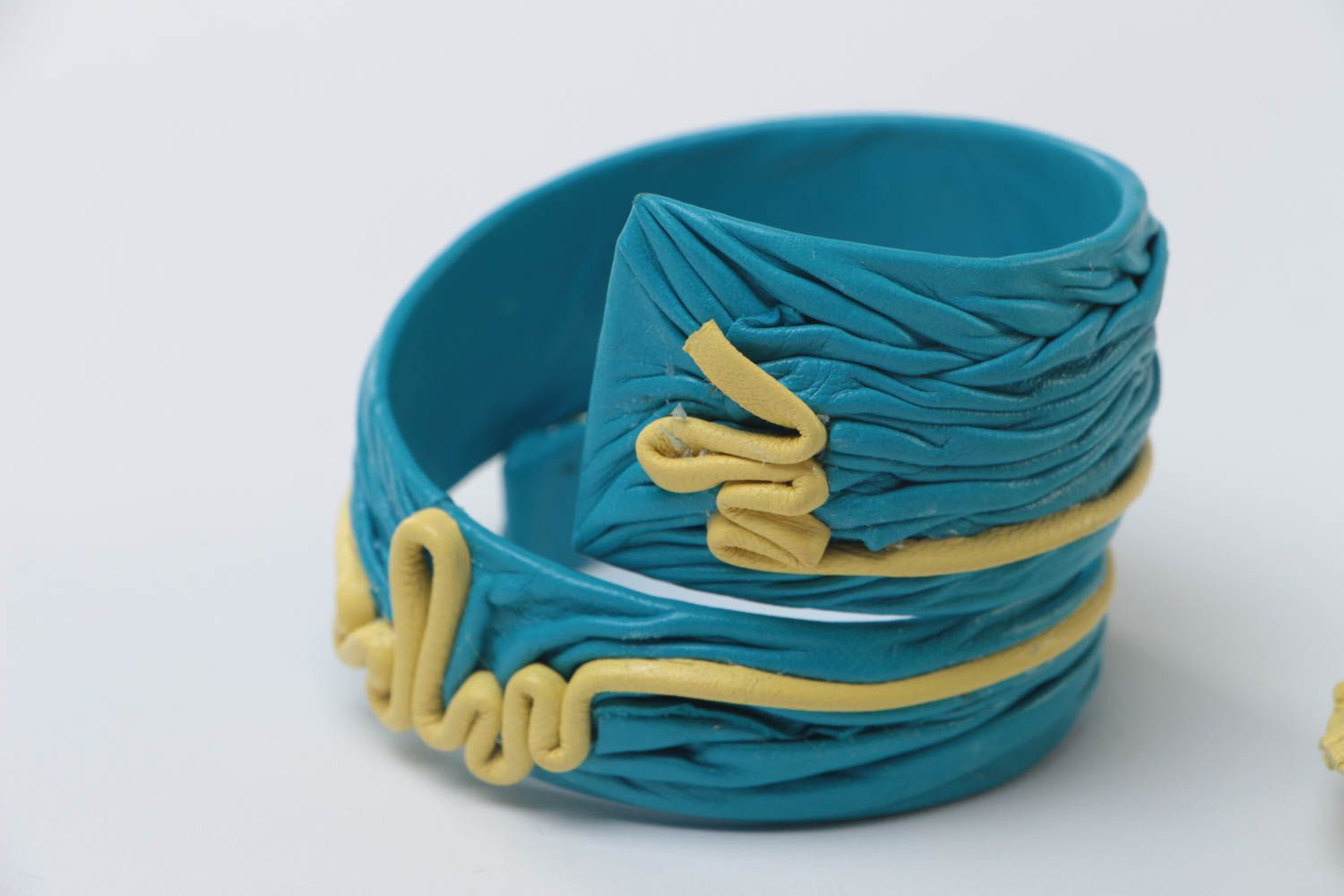 Set de bijoux en cuir naturel drapé faits main bracelet et collier bleu jaune photo 4