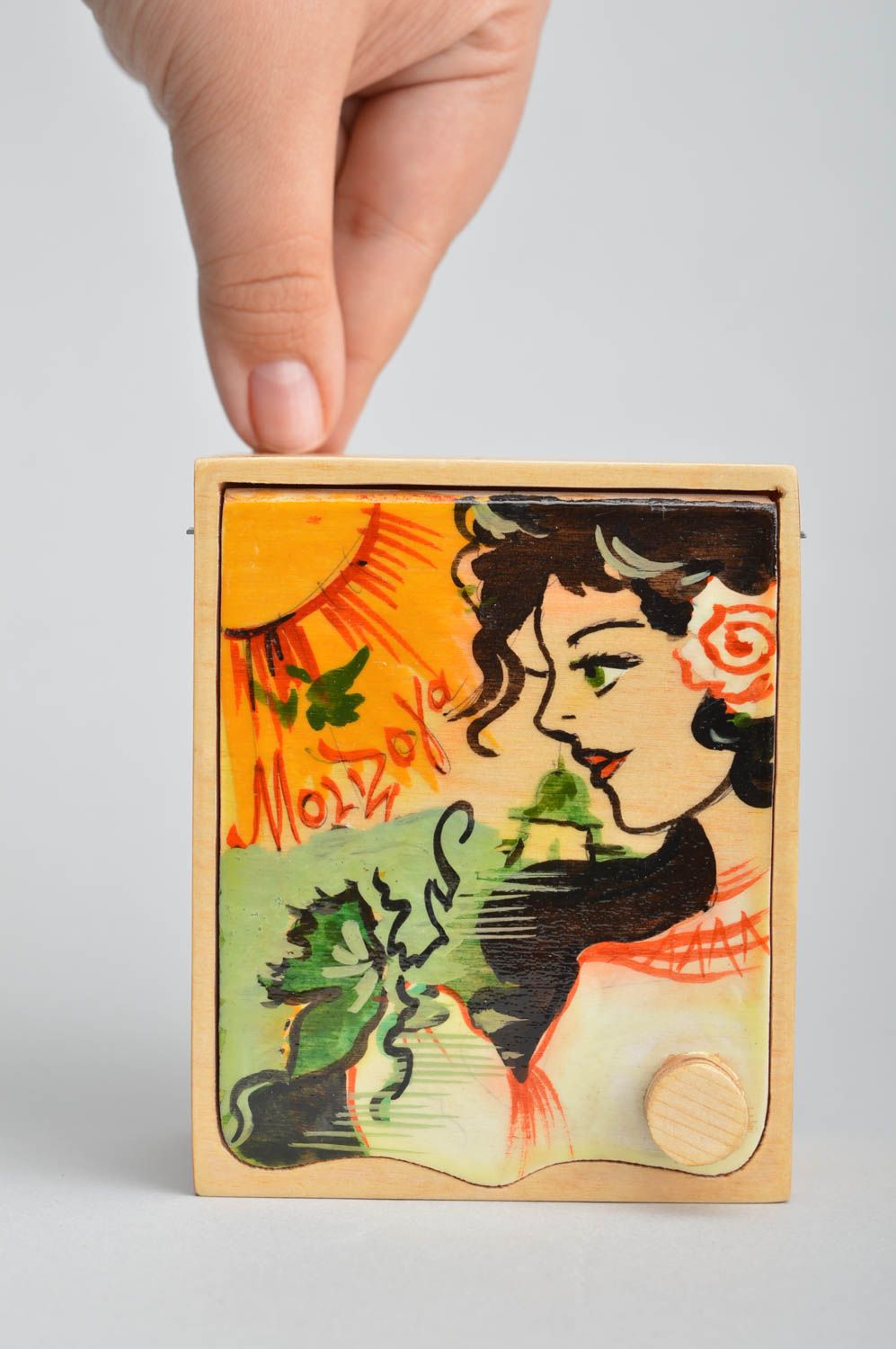 Фанерная шкатулка покрытая лаком прямоугольная ручной работы с рисунком девушки фото 3