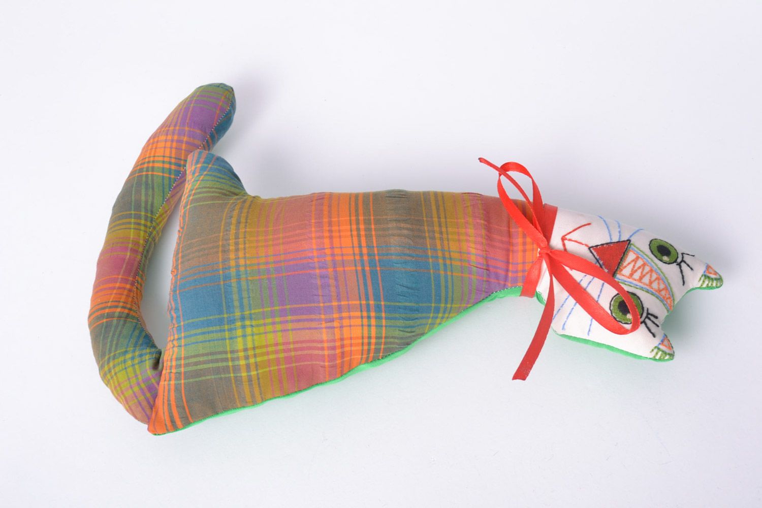 Jouet mou Chat en tissu carreaux multicolores amusant avec noeud rouge fait main photo 3