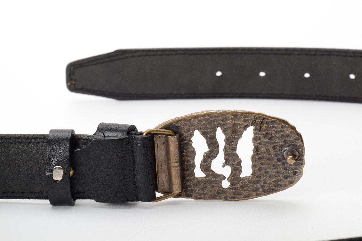 Cinturón de cuero natural con hebilla metálica artesanal con escudo foto 3
