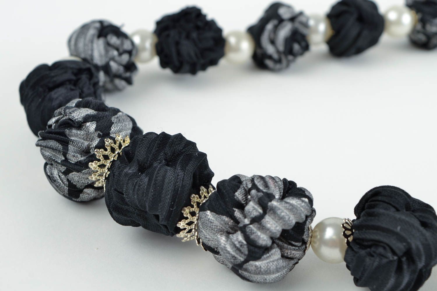 Gros collier Bijou fait main noir en soie avec perles fantaisie Cadeau femme photo 4