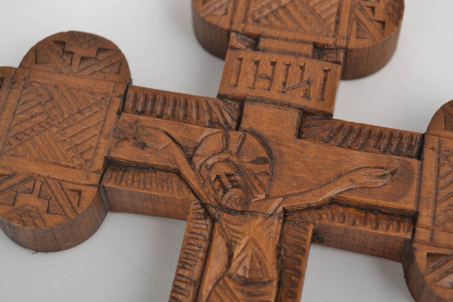 Крест ручной работы украшение на стену изделие из дерева резной крест из дерева фото 2