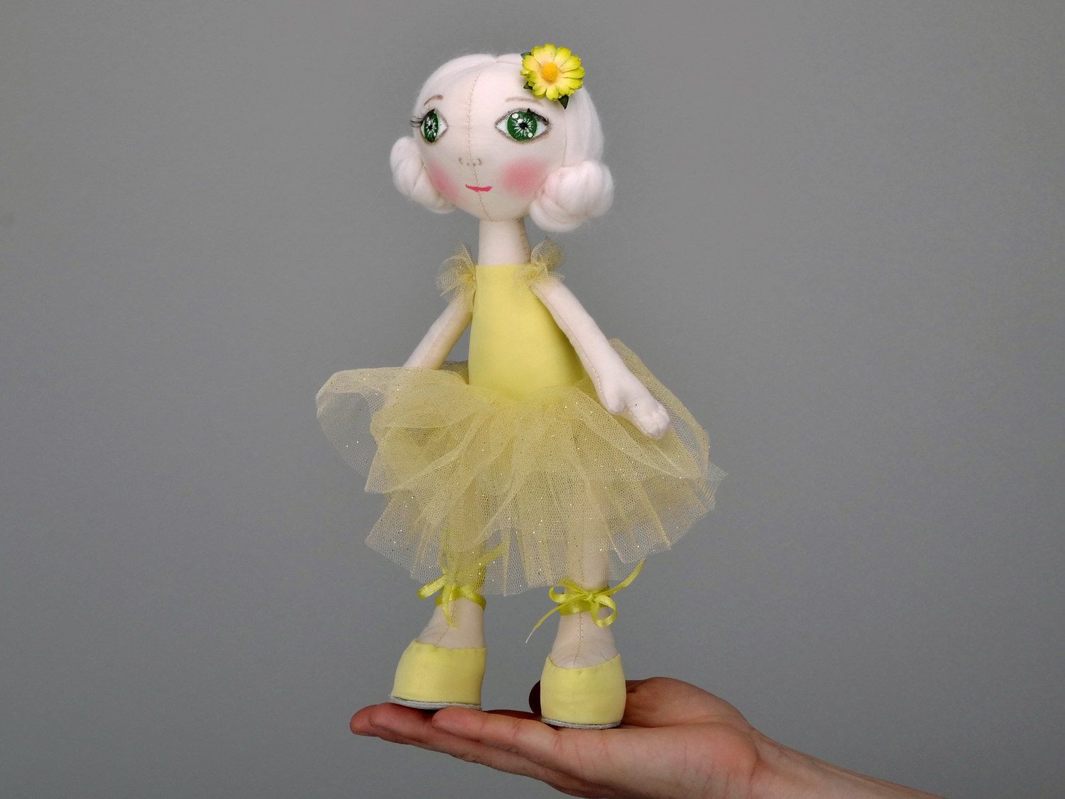 Muñeca con vestido amarillo foto 4