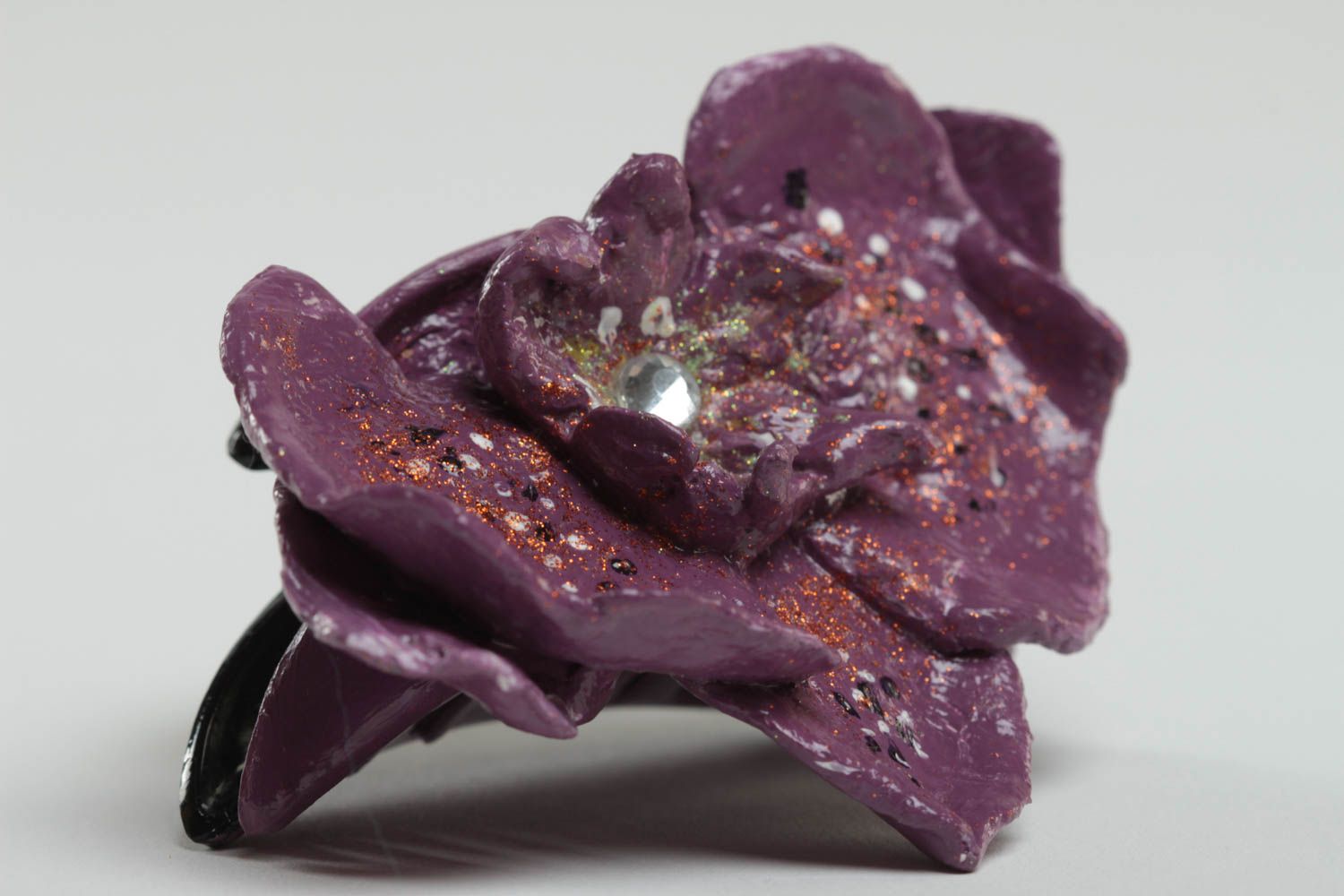 Заколка из полимерной глины оригинальная ручной работы с цветком фиолетовая фото 4