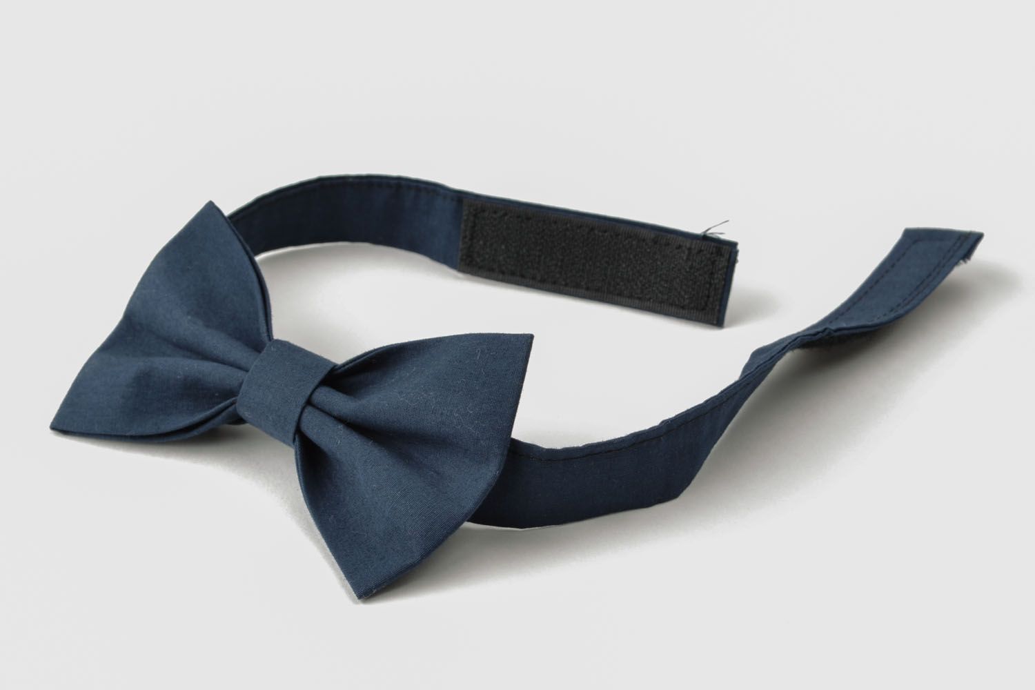 Dark blue bow tie photo 3