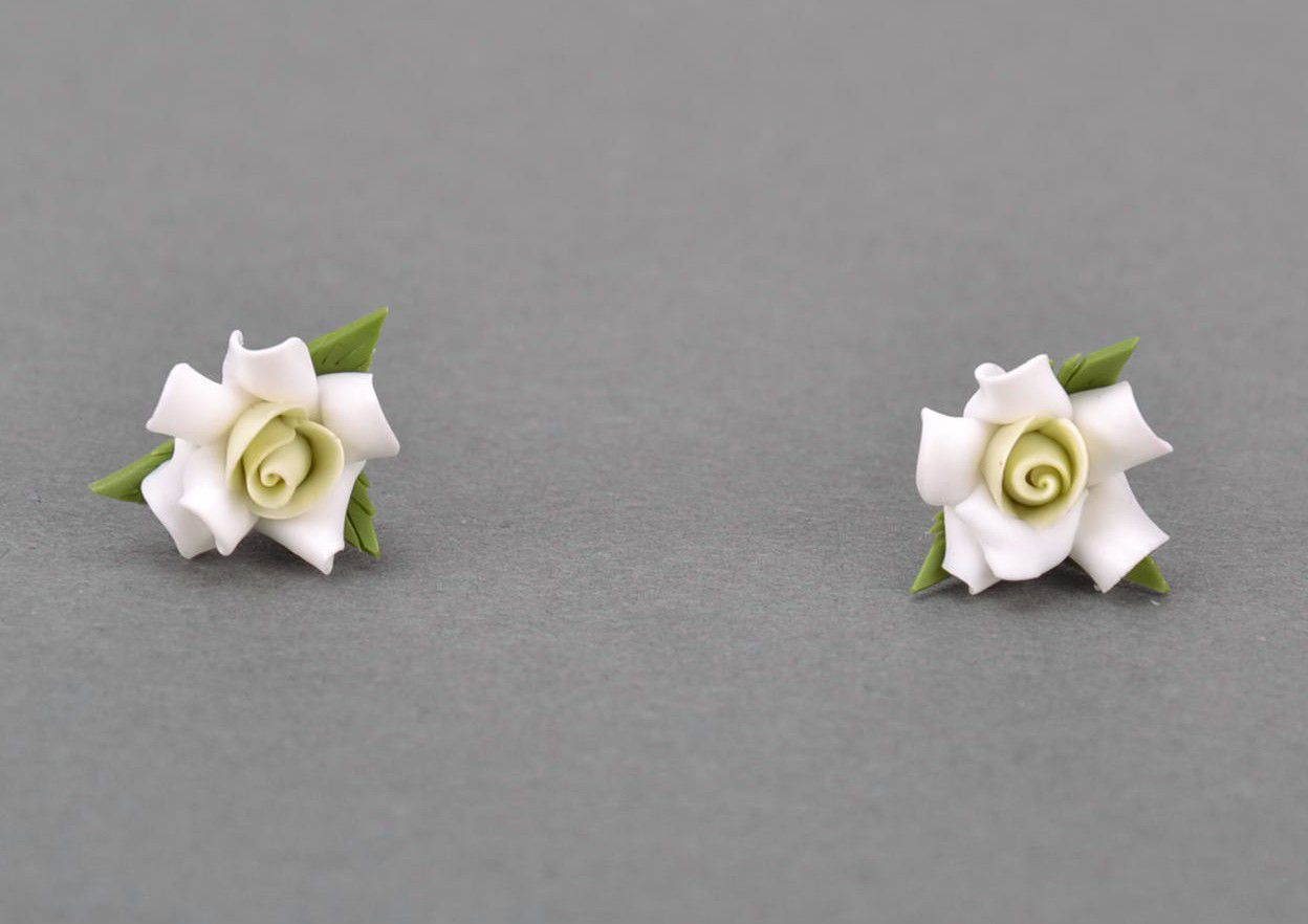 Красивые серьги гвоздики из полимерной глины Белая роза фото 1