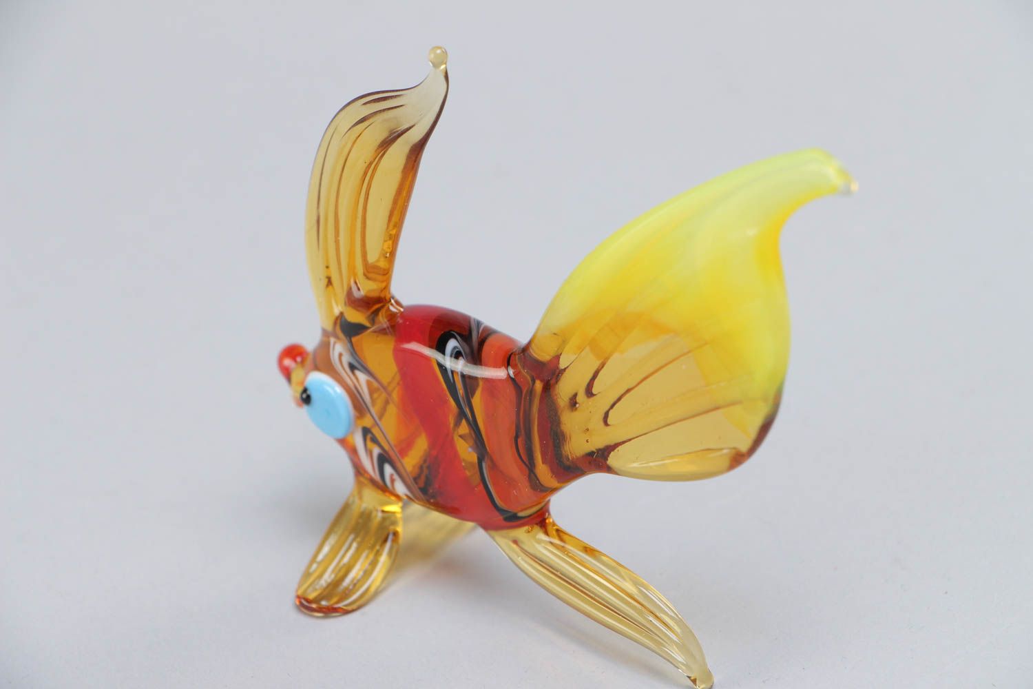 Фигурка золотой рыбки из стекла в технике лэмпворк ручной работы красочная  фото 4