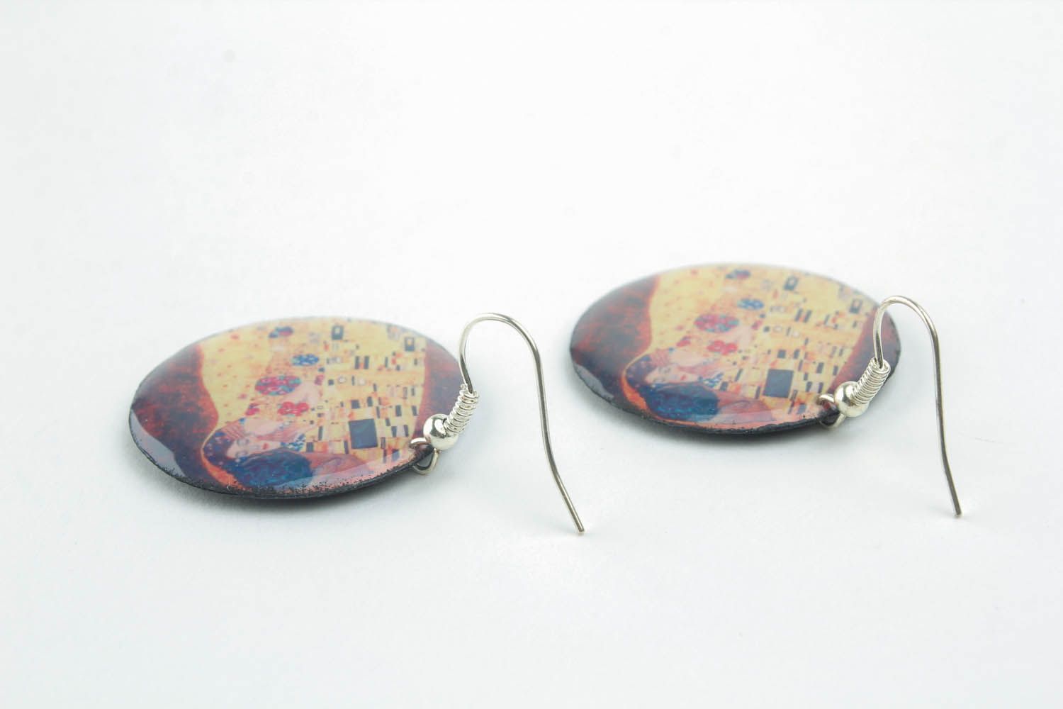 Brincos redondos pingentes feitos à mão de resina epóxi Beijo de Klimt foto 2