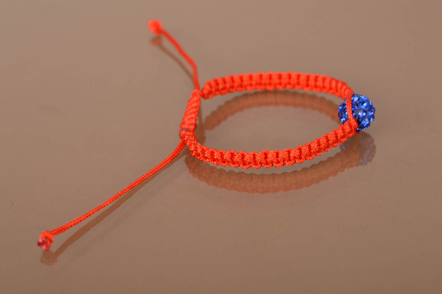 Красный браслет из вощеного шнурка с синей бусинкой со стразами ручной работы фото 4