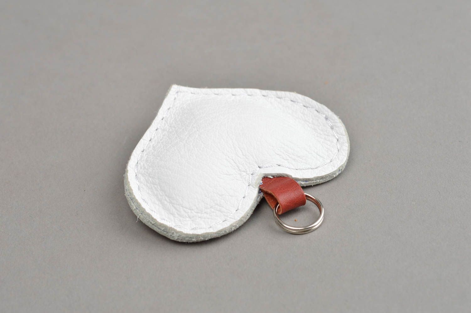 Porte-clés coeur blanc en cuir naturel fait main accessoire original cadeau photo 5