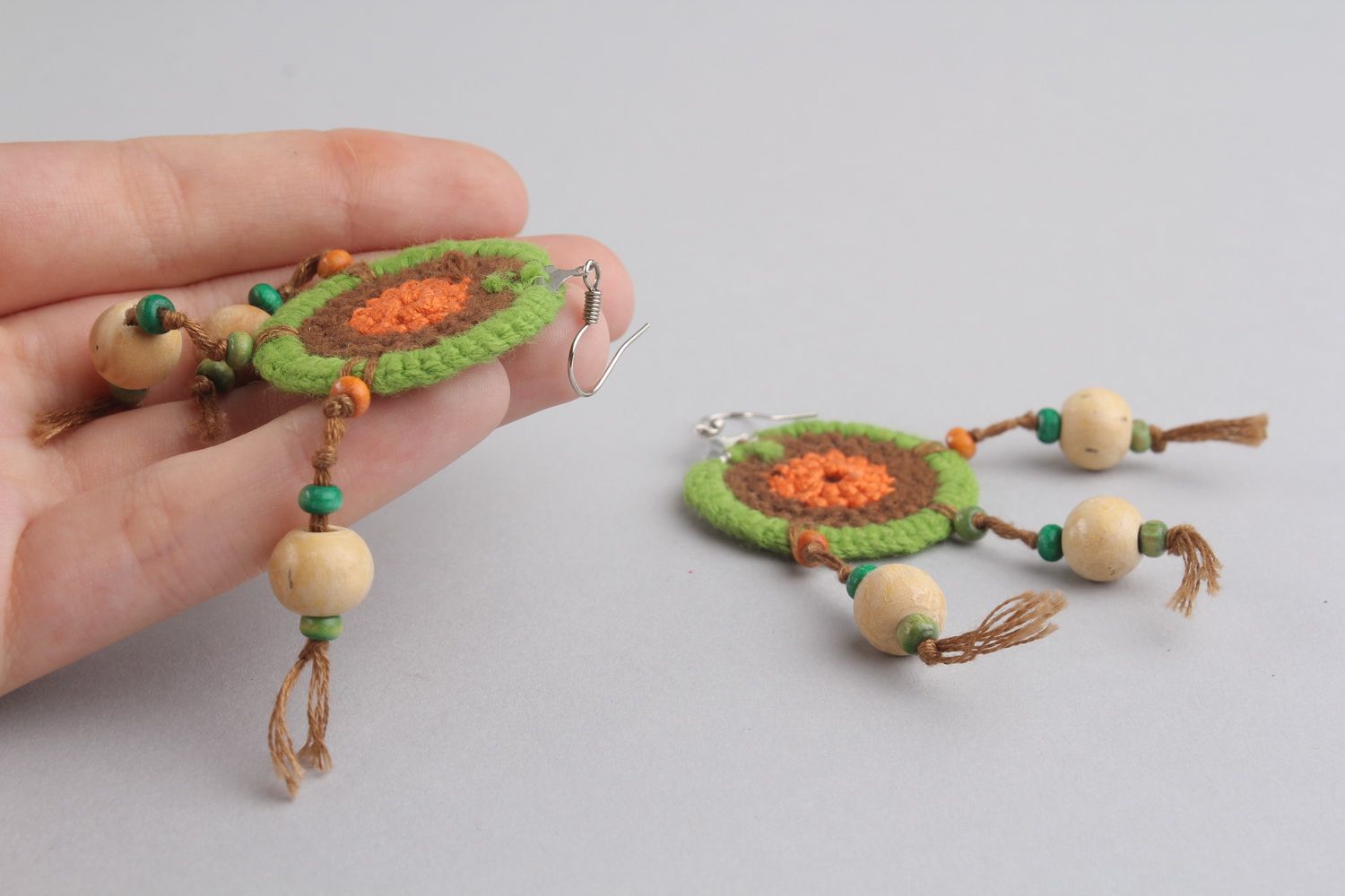 Brincos compridos de malha de fios feitos à mão e decorados com contas de madeira foto 4
