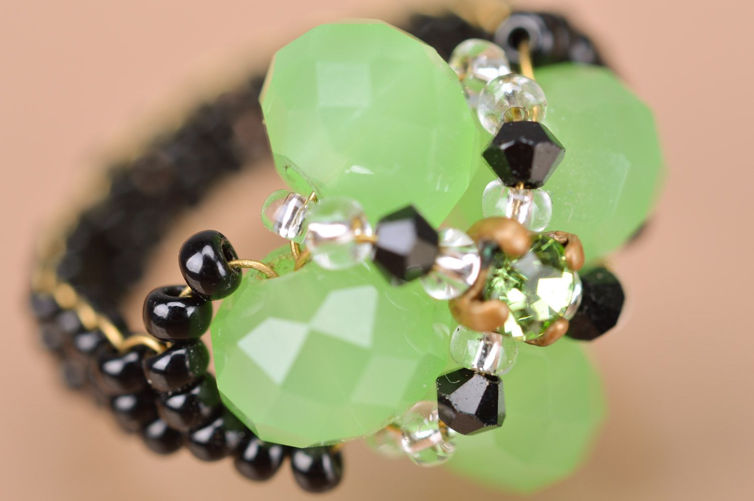 Бисерное кольцо с бусинами ручной работы в виде красивого зеленого цветка фото 4