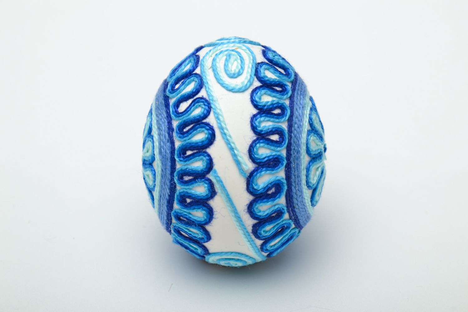 Oeuf de Pâques fait main décoratif entouré de fils de soie bleu original photo 3
