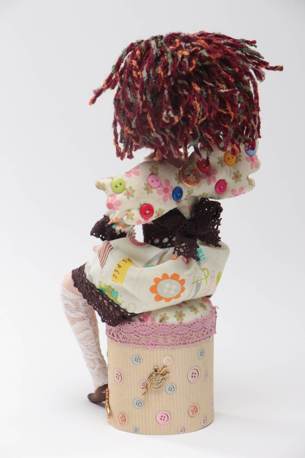 Handmade künstlerische dekorative Puppe auf Polsterhocker Handarbeiterin  foto 4