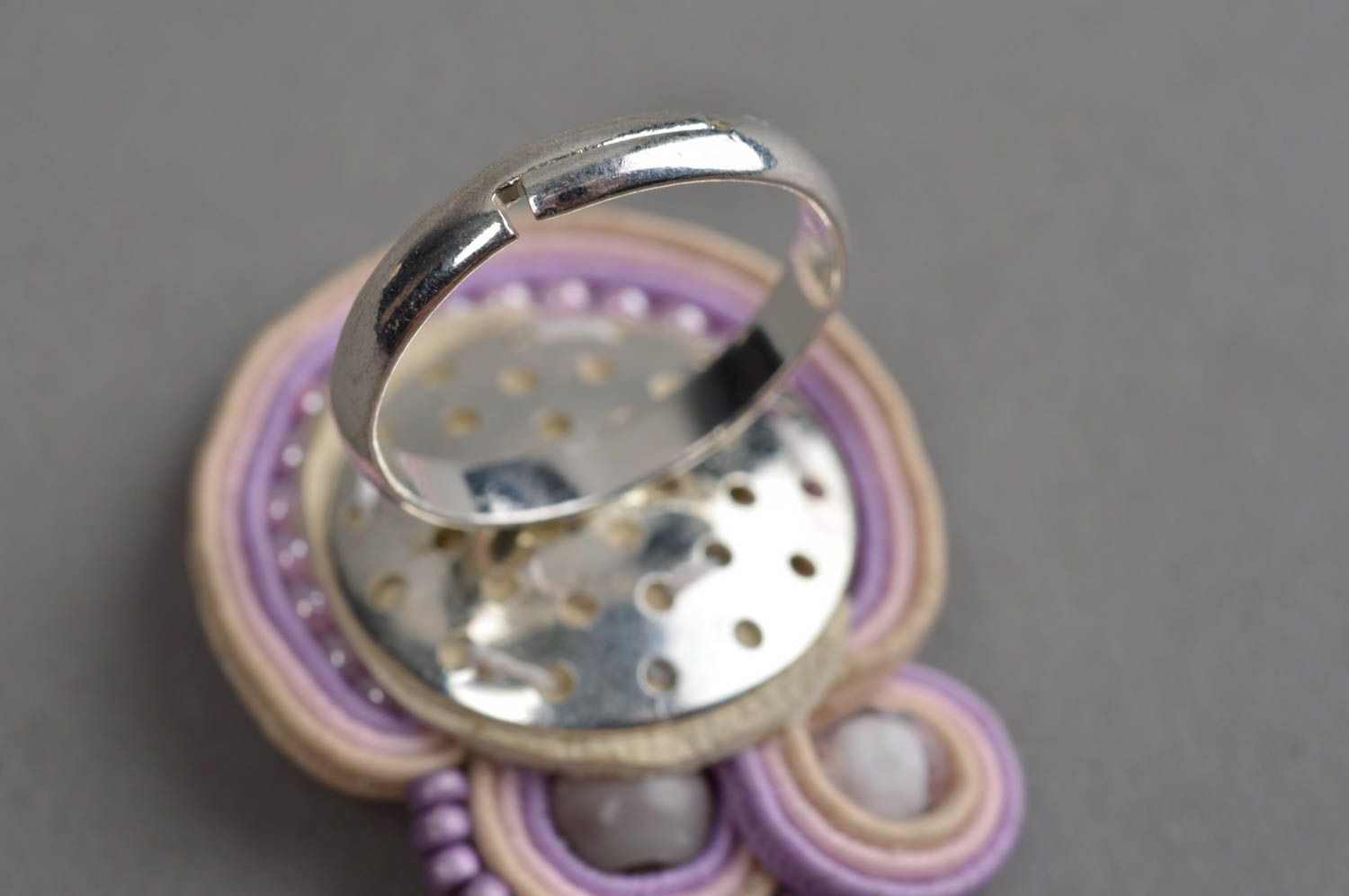 Оригинальное сутажное кольцо ручной работы сиреневое с регулируемым размером фото 4