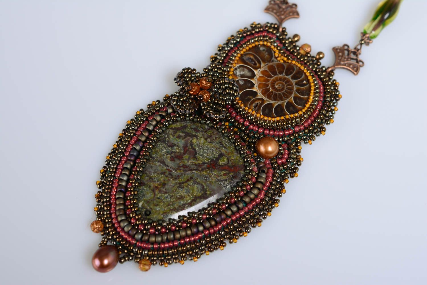 Joli pendentif en perles de rocaille jaspe ammonite cuir brun fait main gros photo 2