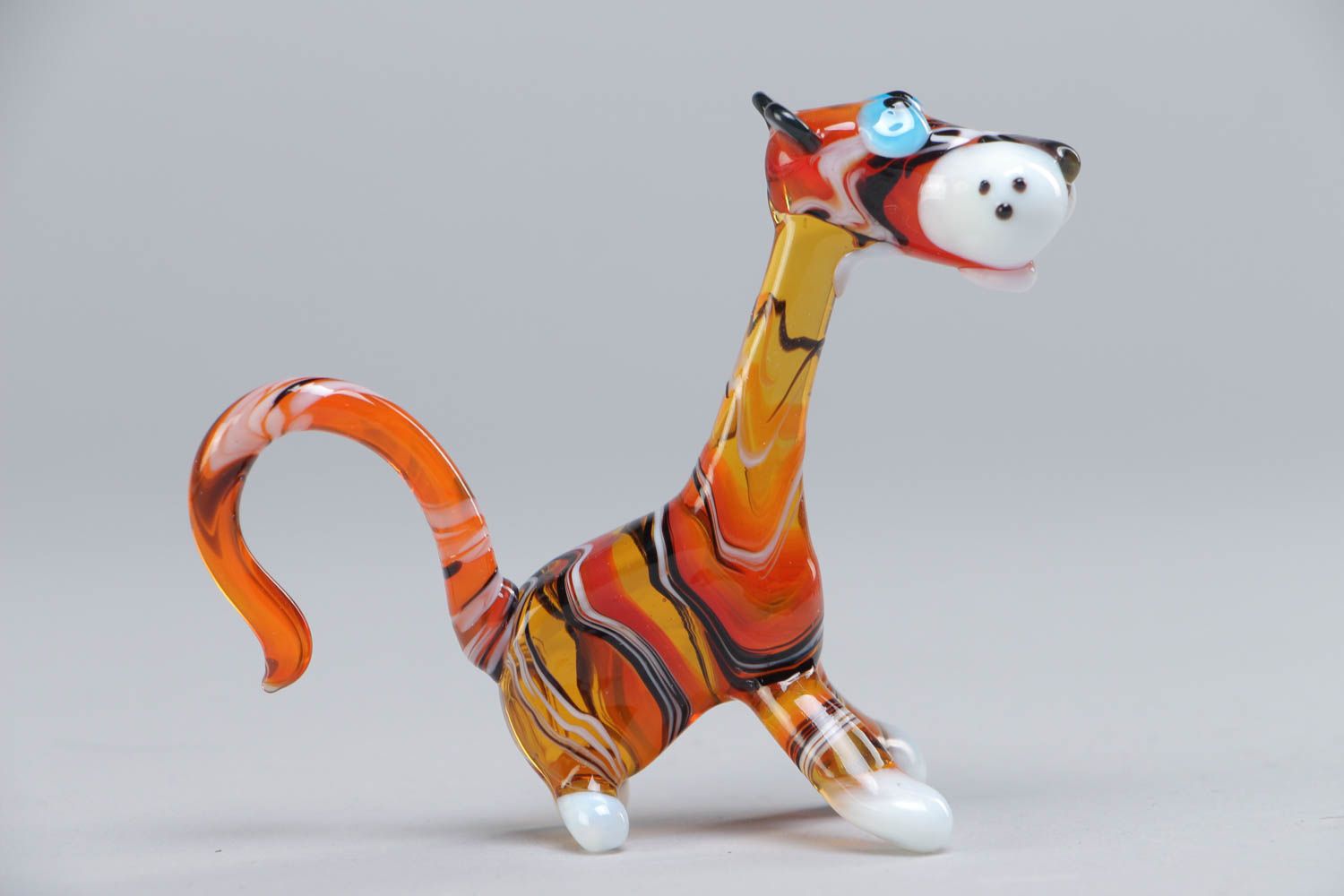 Figura de vidrio en miniatura artesanal en la técnica lampwork con forma de tigre sentado foto 2