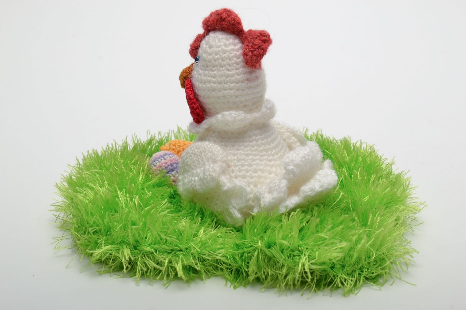 Petit jouet décoratif tricoté moux fait main en forme de poule dans le nid photo 3