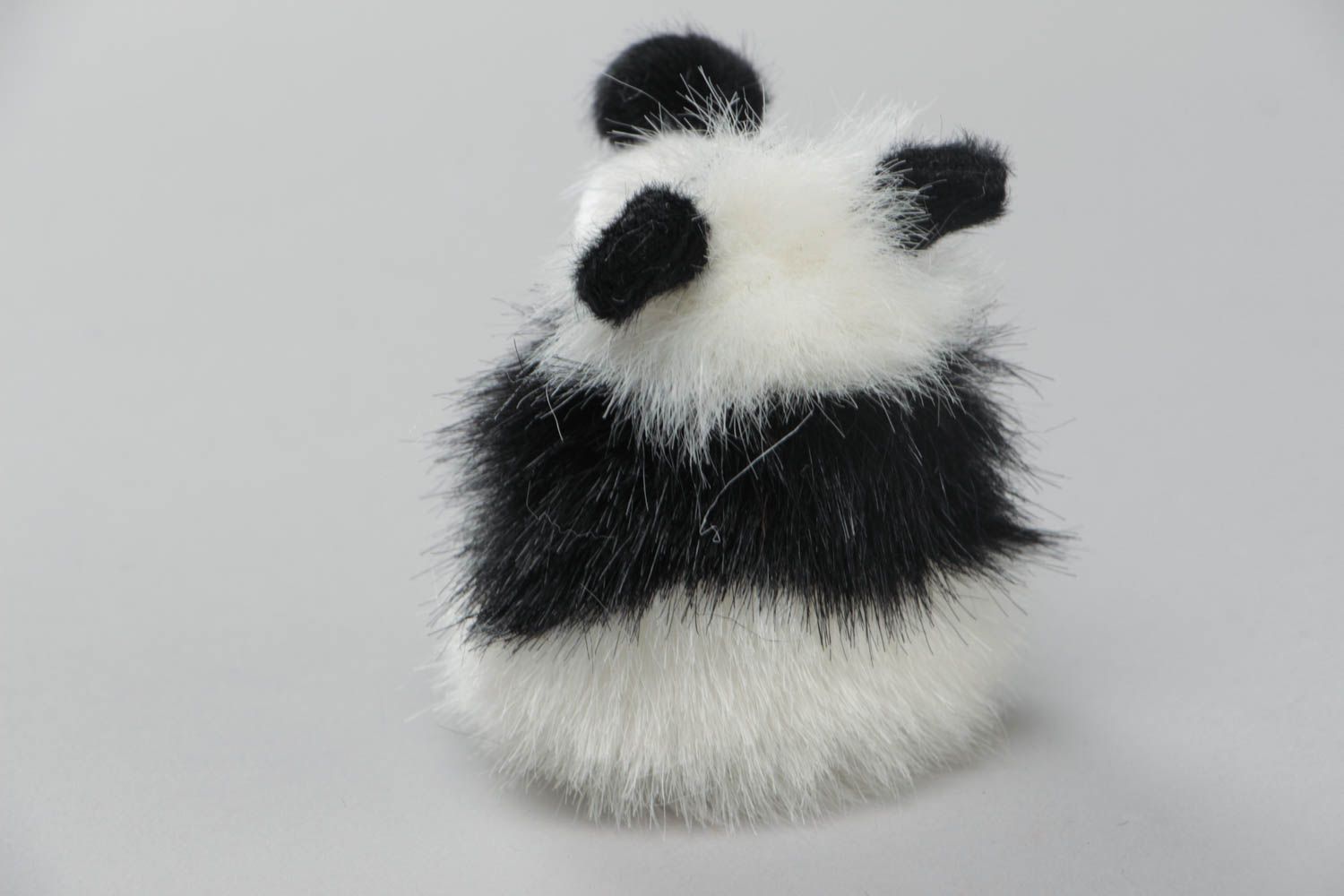 Игрушка на пальчик меховая в виде панды маленькая белая с черным ручная работа фото 3
