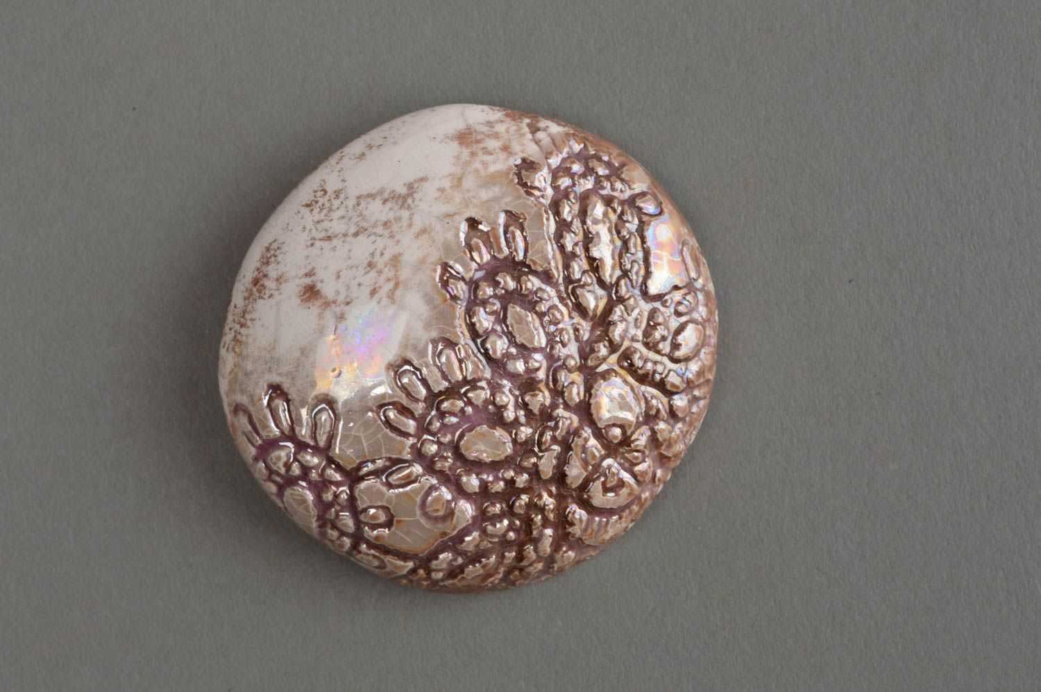 Круглая брошь из натуральной глины ручной работы расписанная глазурью Перламутр фото 2