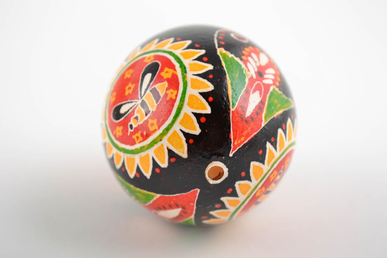 Huevo de Pascua de gallina pintado con arcílicos artesanal vistoso foto 4
