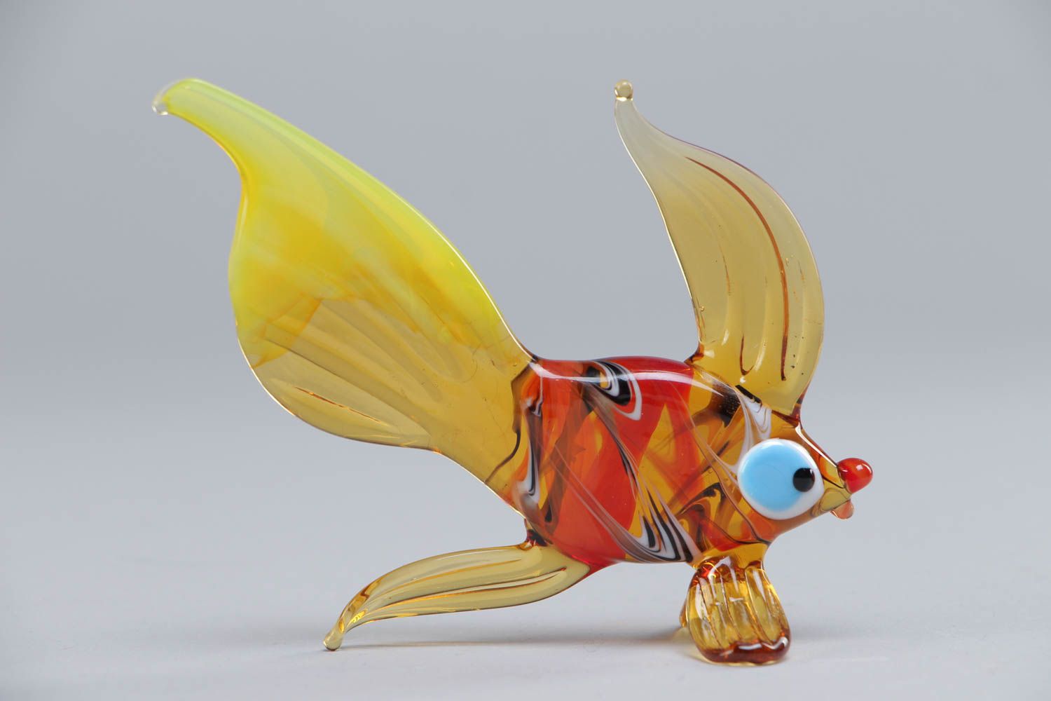 Фигурка золотой рыбки из стекла в технике лэмпворк ручной работы красочная  фото 2