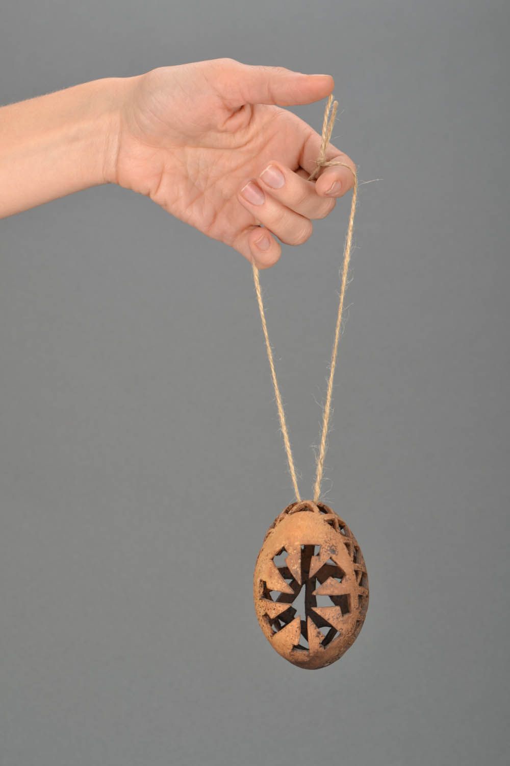 Pingente ovo de cerâmica feito na forma de bolas foto 2