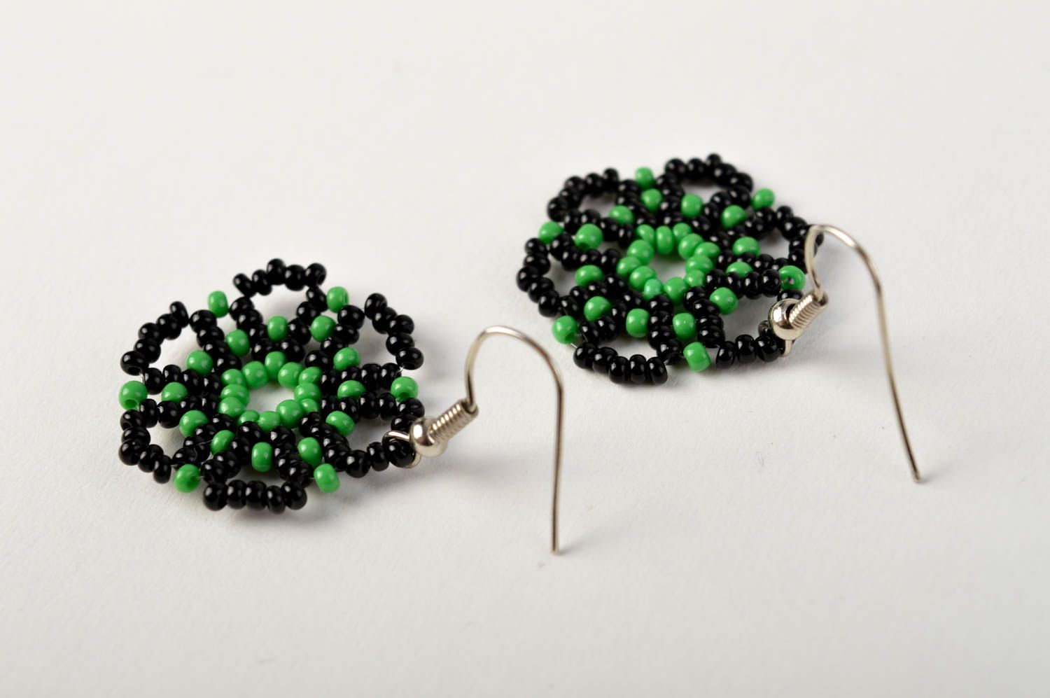 Бижутерия ручной работы бисерные серьги черно зеленые модные серьги ажурные фото 2