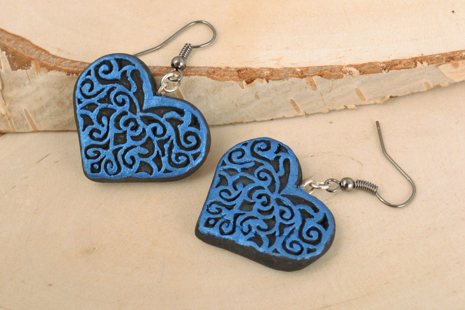 Pendientes con corazones artesanales de arcilla con pintura negros y azules foto 1