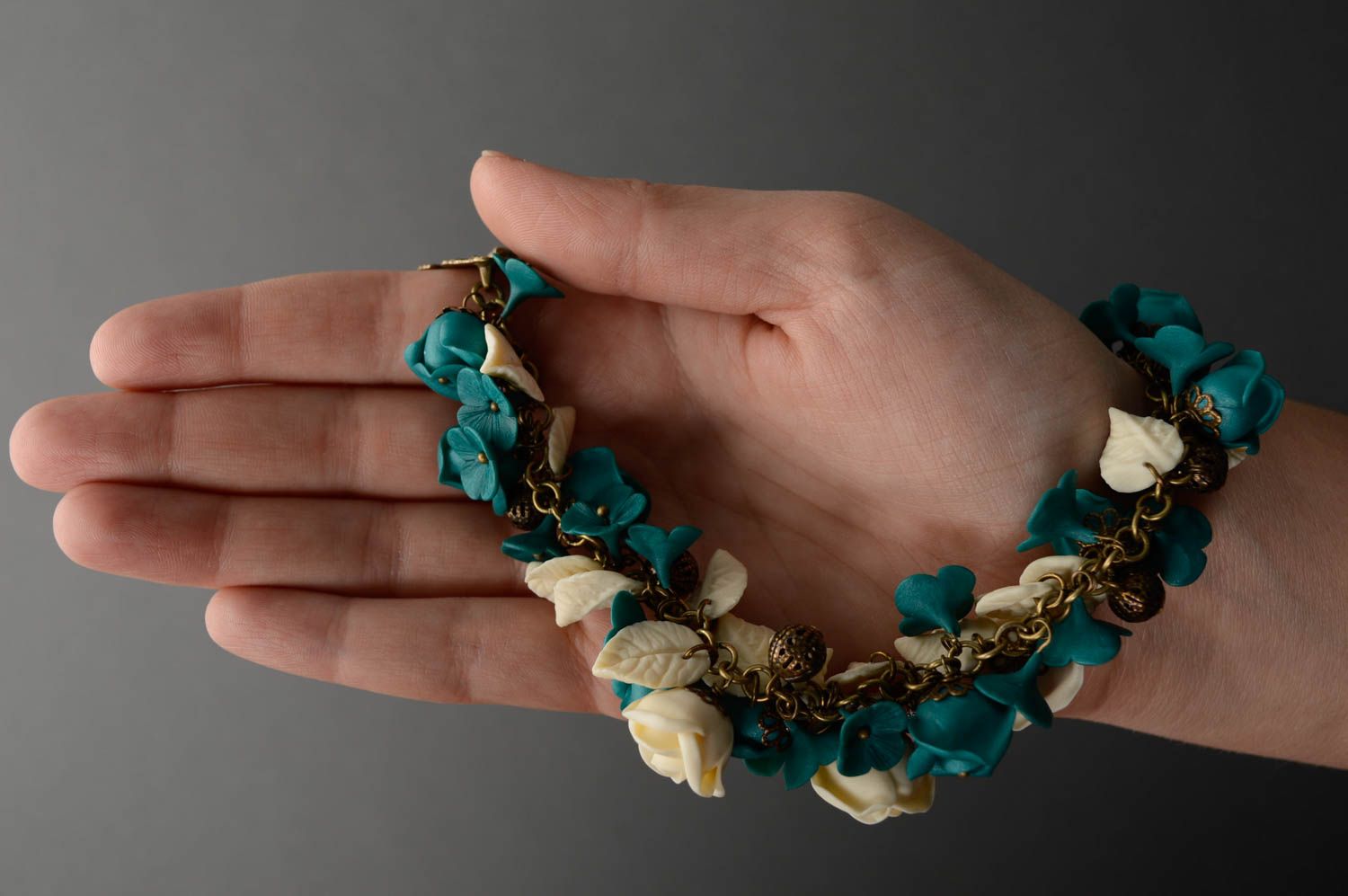Collier en argile polymère Roses originales fait main pratique bijou pour femme photo 5