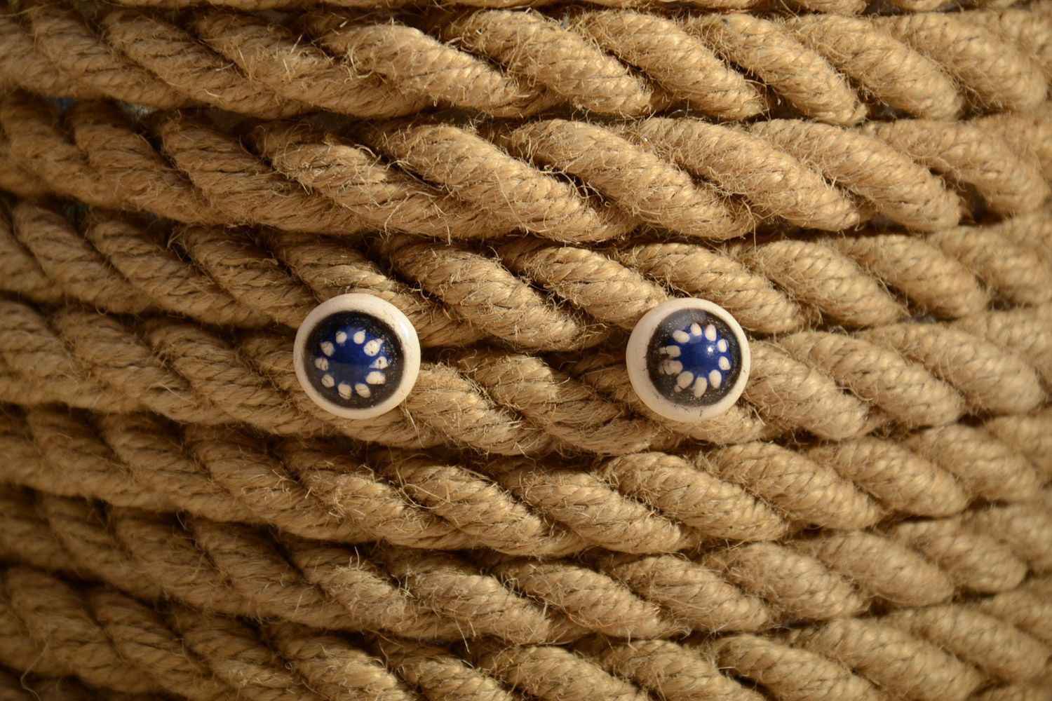 Kleine runde handemachte Ohrstecker aus Ton mit Bedeckung von bunten Emaillen foto 1