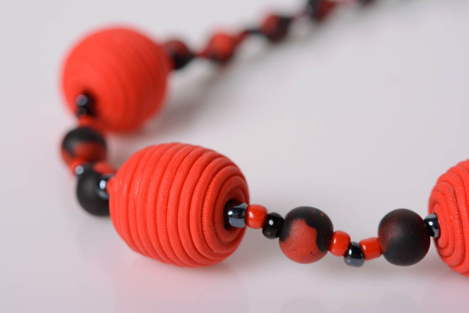 Joli collier en pâte polymère perles noires et rouges éclatant fait main photo 3