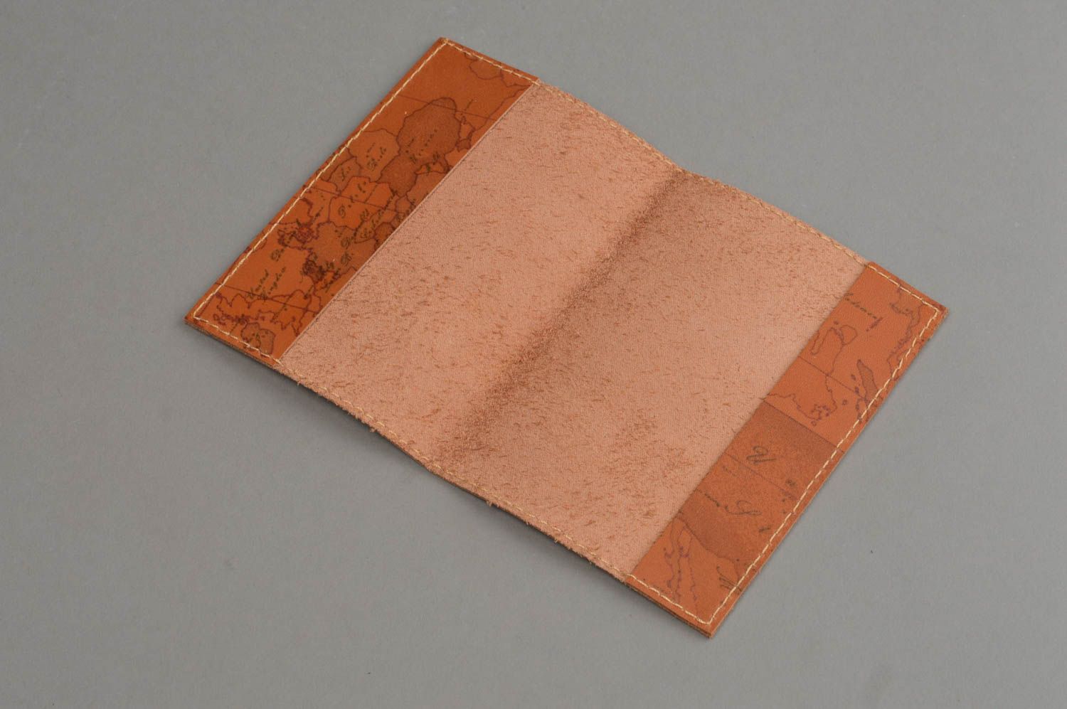 Künstlerische Passhülle aus Leder in Braun handgeschaffen schön grell stilvoll foto 4