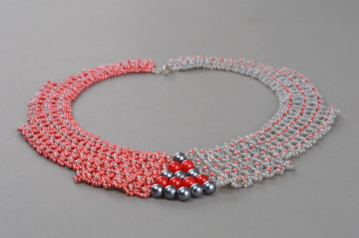 Grau rotes künstlerisches Collier aus Glasperlen für Frauen handgeschaffen grell foto 2