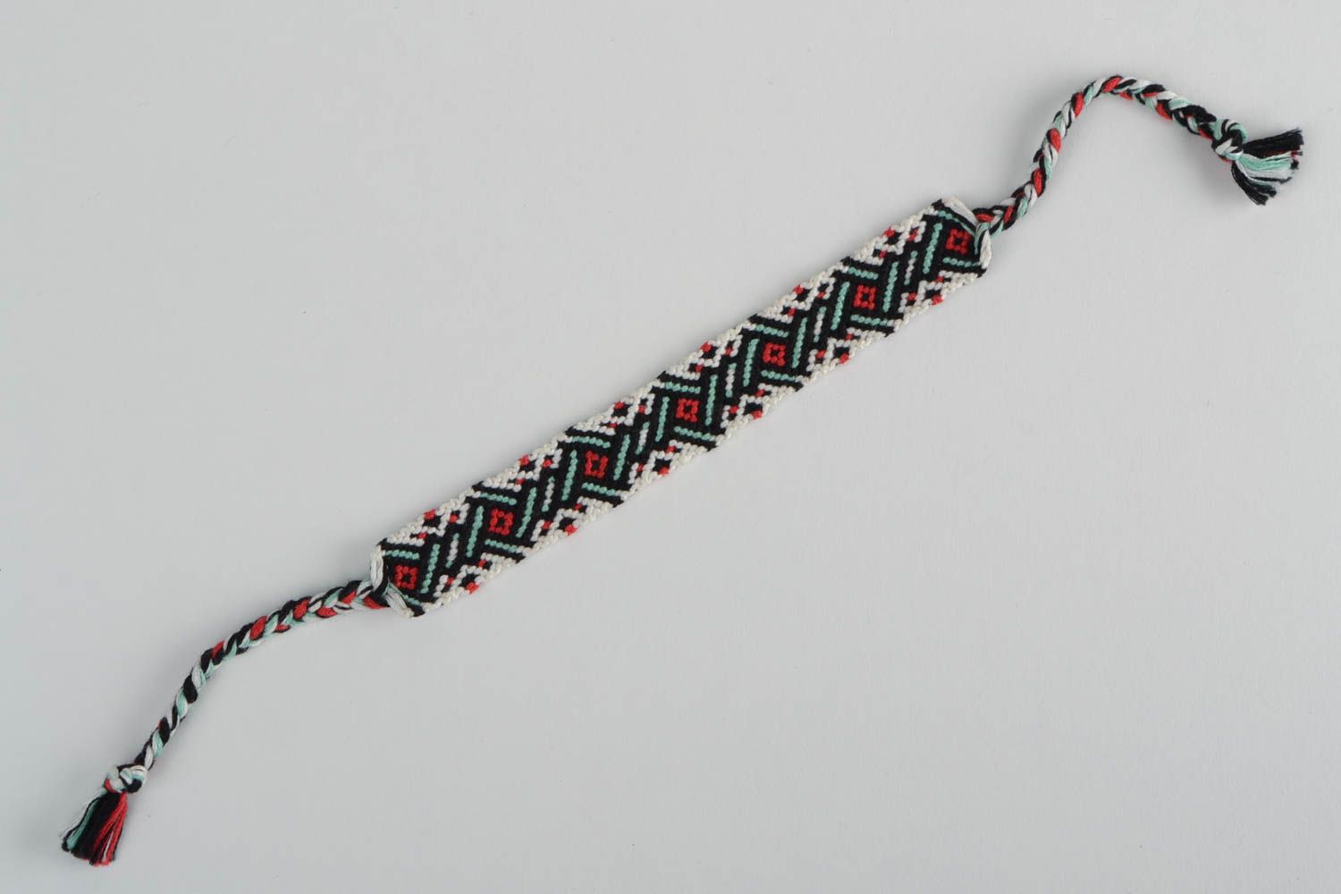 Браслет в технике макраме из ниток мулине ручной работы плетеный с узорами фото 5