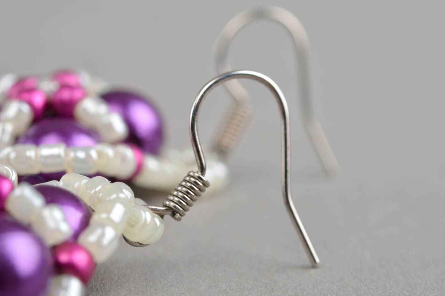 Ungewöhnliche weiß violette festliche handmade Ohrringe aus Glasperlen für Damen foto 4