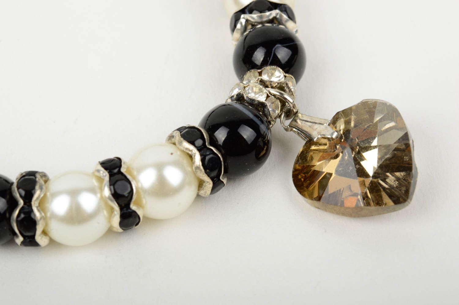 Collier perles rocaille Bijou fait main noir blanc design Accessoire femme photo 3