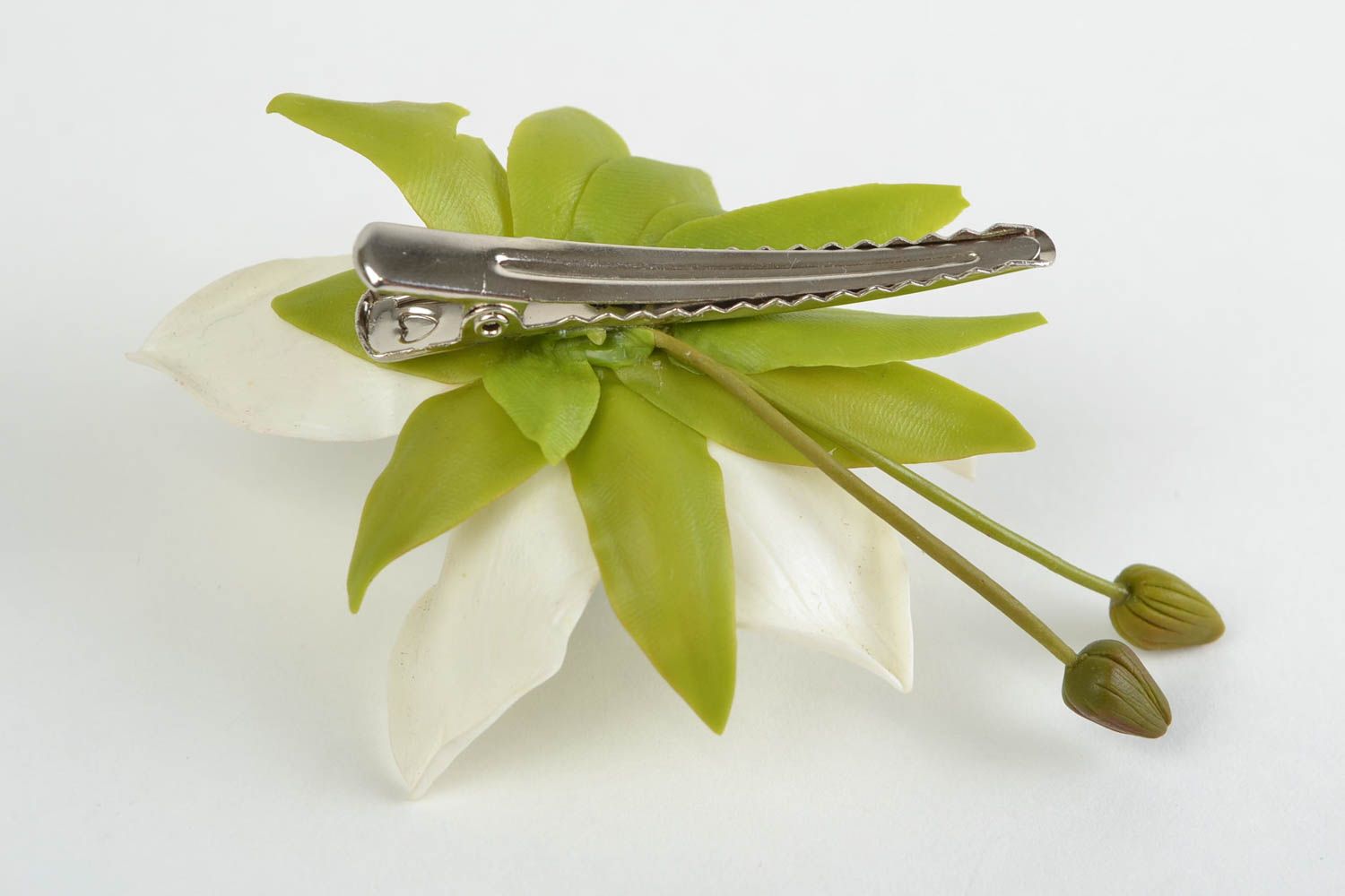 Белая заколка брошь из холодного фарфора в виде орхидеи ручной работы объемная  фото 5