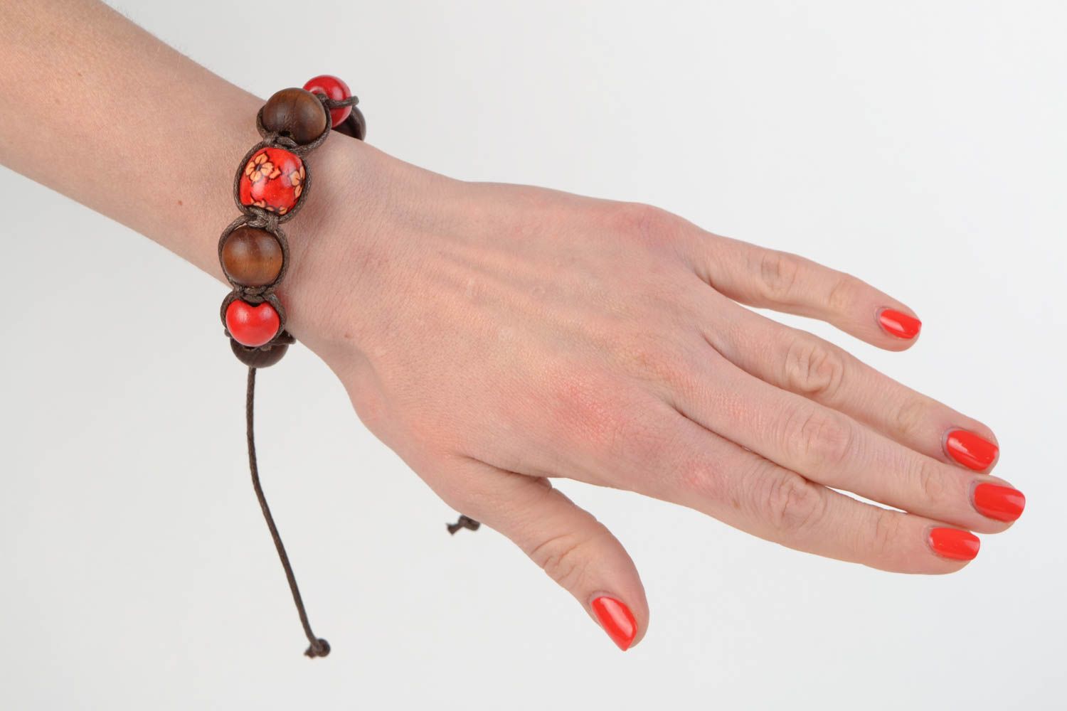 Bracelet en perles de bois et lacets en coton fait main rouge-marron design photo 3