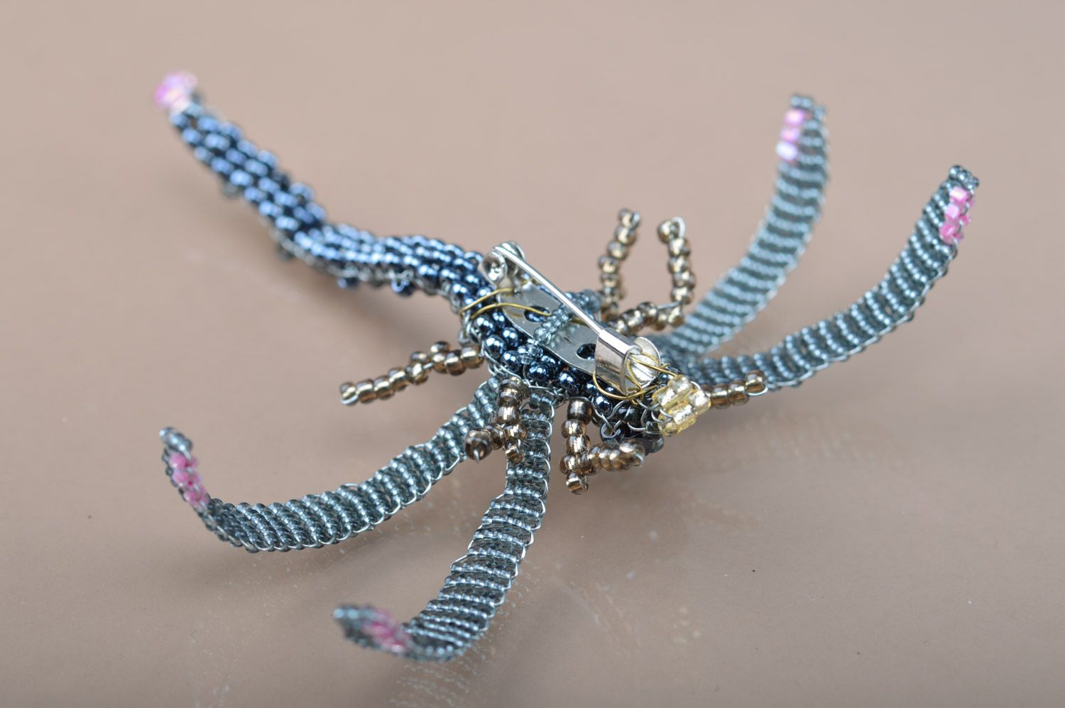 Бисерная брошь в виде стрекозы серая объемная украшение из бисера ручной работы фото 5