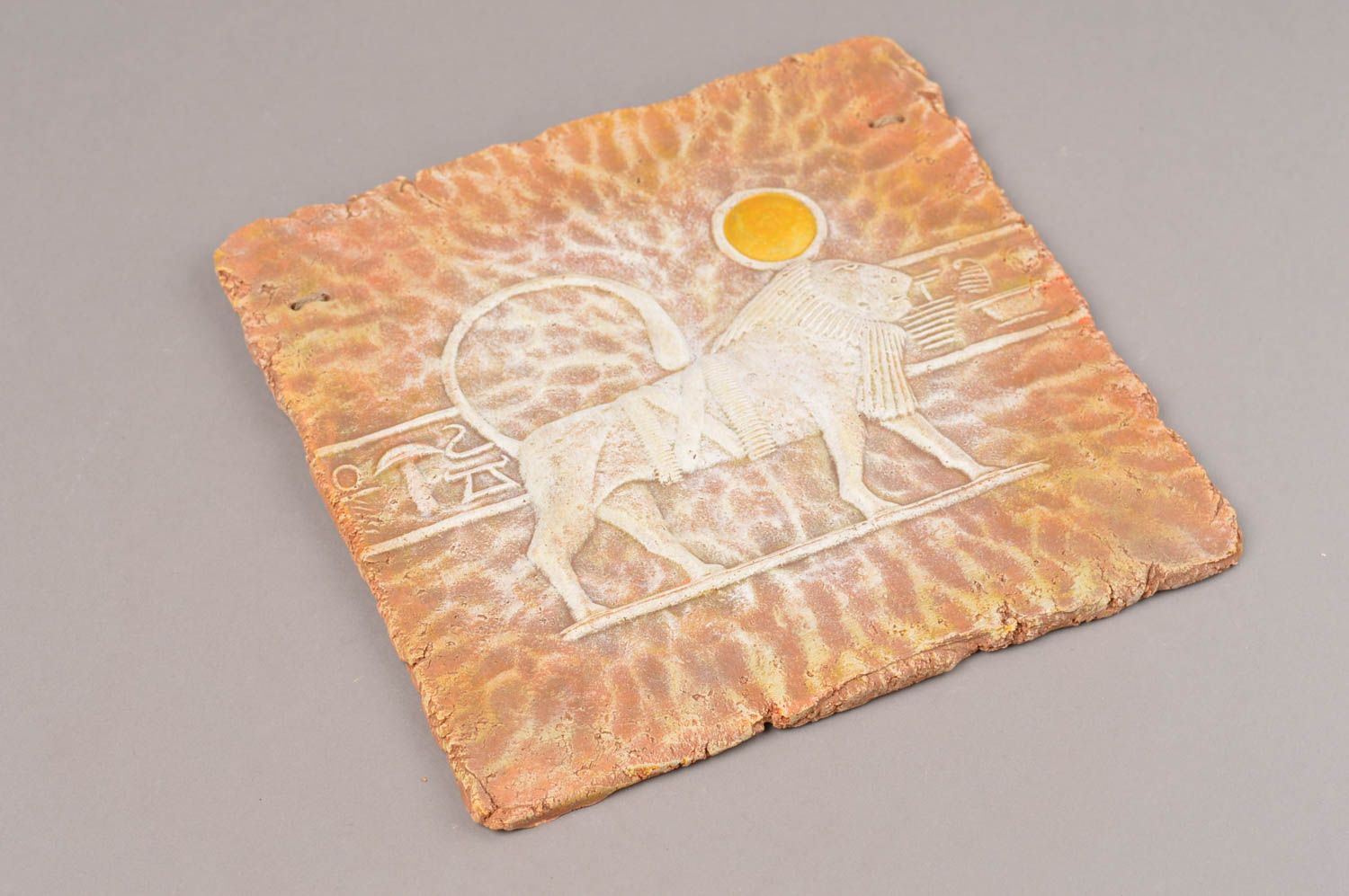 Quadratisches schönes handgemachtes Wandbild aus Ton Löwen Zeichen Keramik  foto 7