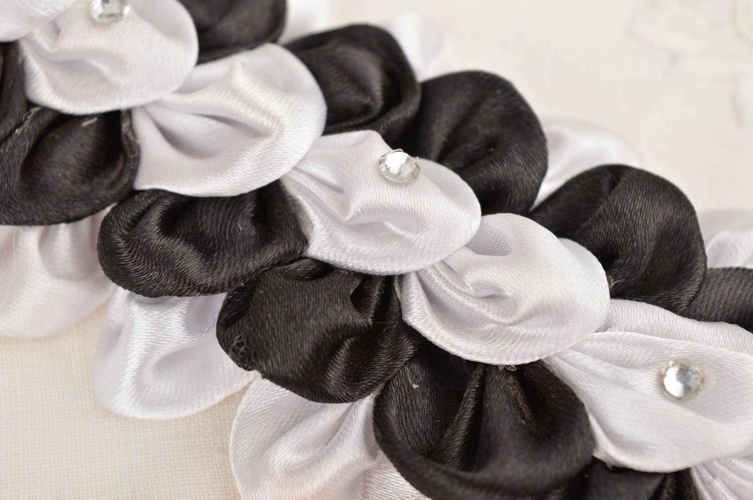 Необычный подарок ручной работы женский галстук черно белый аксессуар из лент фото 4